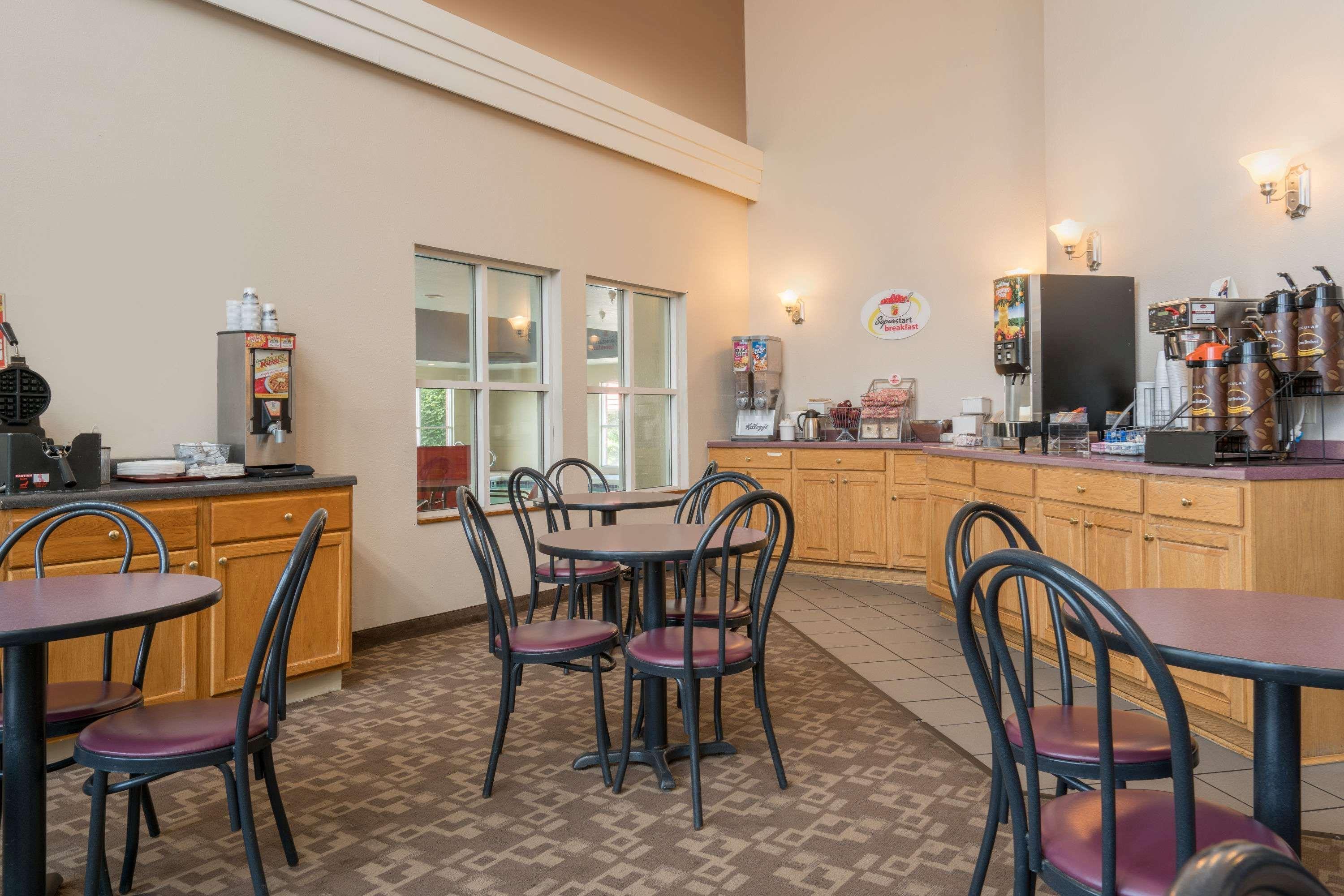 Мотель Super 8 By Wyndham Menomonie Wi Экстерьер фото