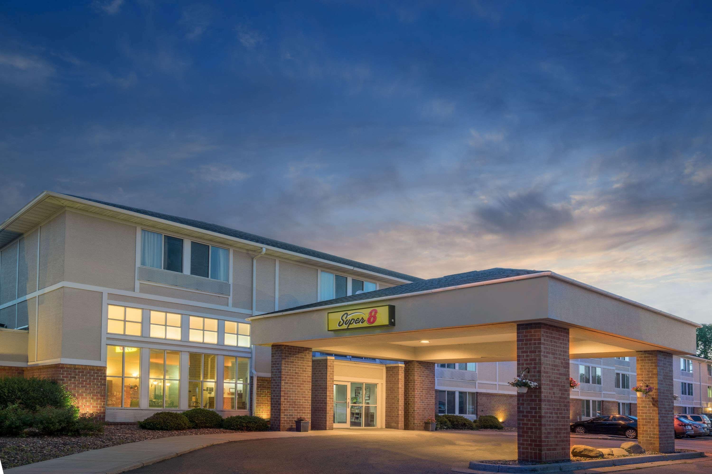 Мотель Super 8 By Wyndham Menomonie Wi Экстерьер фото